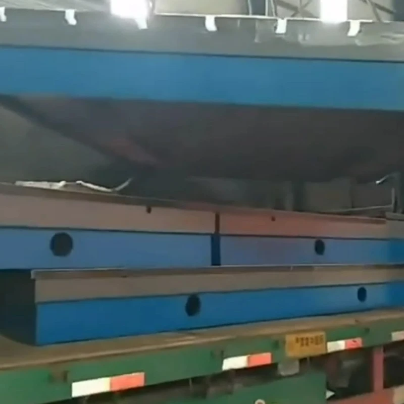 8つの鋳鉄プラットフォームが出荷のために車両に積み込まれています