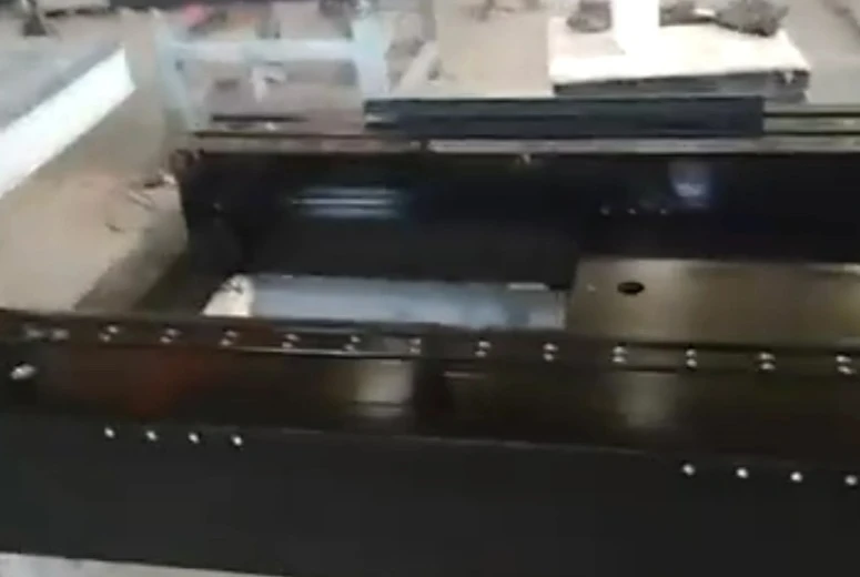 穴あけ穴と挿入部品を備えた花崗岩コンポーネント
