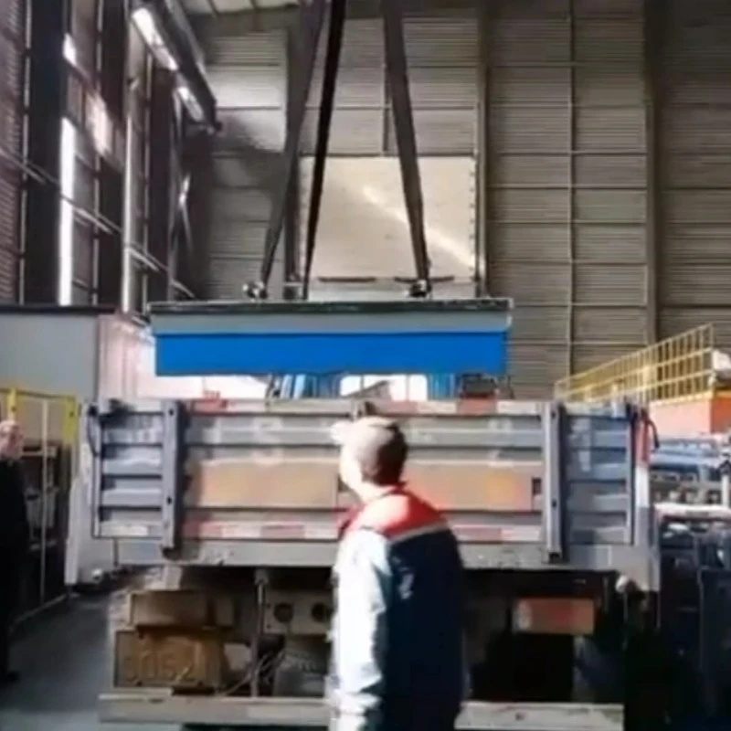 鋳鉄のプラットフォームは、出荷のために車両に積み込まれています