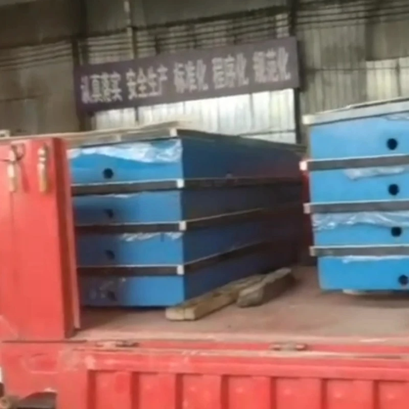 30個の鋳鉄検査プラットフォームが出荷のために車両に積み込まれています